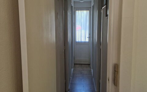 Birge - 600M from the Sea: Flooring, Verdieping, Deur, Kamer, Gieten, Hardwood, Deurklink, Beits