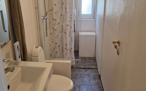 Birge - 600M from the Sea: Wc Bril, Loodgieterswerkinrichting, Muur, Badkamer, Toilet, Verdieping, Wastafel In De Badkamer, Flooring, Wastafel, Loodgieter