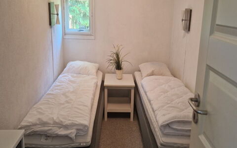Birge - 600M from the Sea: Hout, Verdieping, Slaapkamer, Bed, Flooring, Interieur Ontwerp, Meubilair, Kamer, Bed Frame, Bedding