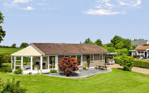 Snioulf - 800M from the Sea: Gras, Dak, Huis, Struik, Huis, Verblijf, Tuin, Land Lot, Gazon