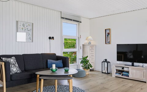 Snioulf - 800M from the Sea: Meubilair, Flooring, Interieur Ontwerp, Verdieping, Hout, Woonkamer, Bankstel, Houten Vloer, Huis, Kamer