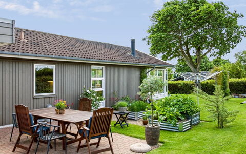 Snioulf - 800M from the Sea: Gras, Tuin, Struik, Huis, Verblijf, Huis, Dak, Backyard, Land Lot