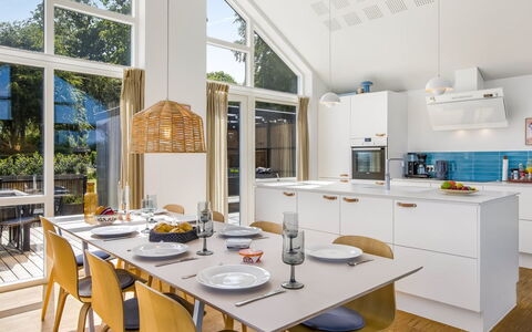 Andriette - 50M from the Sea: Meubilair, Keuken, Interieur Ontwerp, Countertop, Flooring, Hout, Plafond, Stoel, Keuken En Eettafel, Verdieping