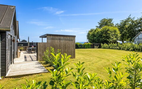 Andriette - 50M from the Sea: Groundcover, Verblijf, Tuin, Plank, Landscaping, Gang, Werf, Hek, Boardwalk, Siding