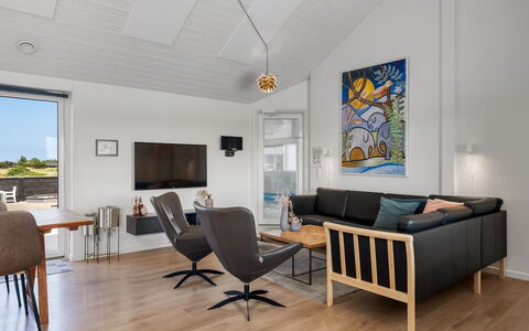 Ija - 1.3Km from the Sea: Interieur Ontwerp, Meubilair, Flooring, Verdieping, Houten Vloer, Hout, Bankstel, Plafond, Woonkamer, Kamer