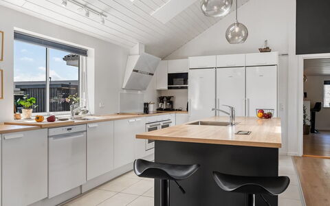 Ija - 1.3Km from the Sea: Countertop, Keuken, Flooring, Interieur Ontwerp, Meubilair, Hout, Plafond, Cabinetry, Verdieping, Lichte Inrichting