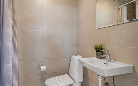 Ija - 1.3Km from the Sea: Badkamer, Wc Bril, Toilet, Loodgieterswerkinrichting, Interieur Ontwerp, Flooring, Muur, Wastafel, Wastafel In De Badkamer, Verdieping