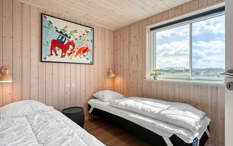 Ija - 1.3Km from the Sea: Hout, Slaapkamer, Bed, Bedding, Laken, Bed Frame, Plank, Beits, Hardwood, Ontwerp