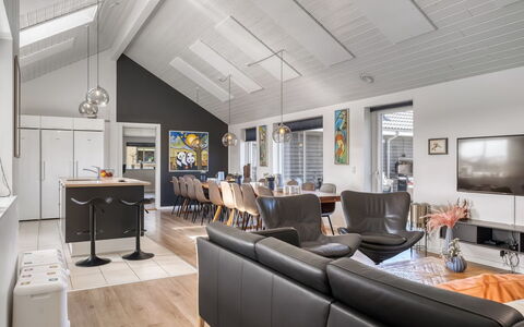 Ija - 1.3Km from the Sea: Hout, Plafond, Interieur Ontwerp, Bankstel, Flooring, Meubilair, Huis, Woonkamer, Verdieping