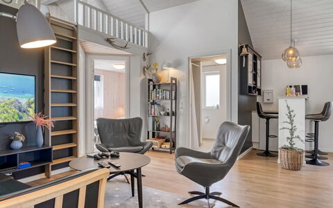 Ija - 1.3Km from the Sea: Meubilair, Interieur Ontwerp, Flooring, Hout, Plafond, Verdieping, Stoel, Appartement, Woonkamer, Verlichting