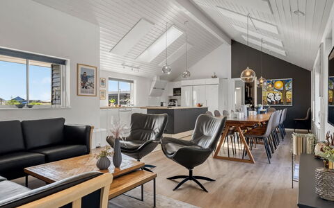 Ija - 1.3Km from the Sea: Interieur Ontwerp, Flooring, Plafond, Hout, Verdieping, Meubilair, Woonkamer, Bankstel, Houten Vloer, Verlichting