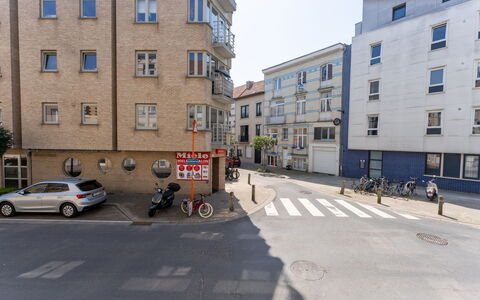 Villa Stil Genot with Terrace: Gebouw, Venster, Stedelijk Gebied,  Dorf\, Stad, Buurt, Straat, Appartement, Asfalt, Stedelijk Ontwerp