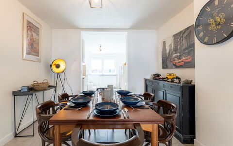 Villa Stil Genot with Terrace: Meubilair, Interieur Ontwerp, Muur, Hout, Tafel, Flooring, Plafond, Lichte Inrichting, Eetkamer, Keuken En Eettafel