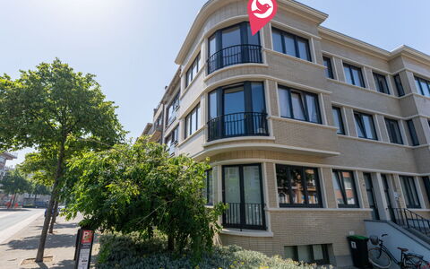 Centrally Located The Corner: Venster, Appartement, Gemengd Gebruik, Condominium, Commercieel Gebouw, Balkon