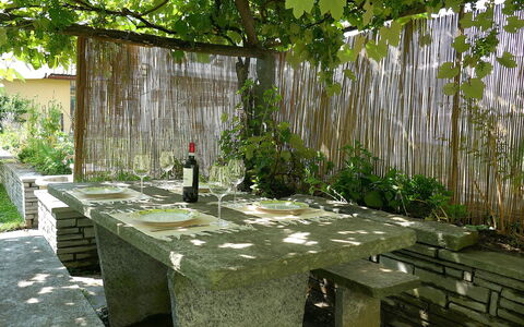 Cá Pórt Róss: Hout, Meubilair, Tafel, Buitenmeubels, Buitentafel, Stoel, Tuin, Schaduw, Backyard, Werf