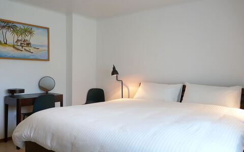 Cá Pórt Róss: Bed, Meubilair, Interieur Ontwerp, Slaapkamer, Muur, Verdieping, Bedding, Laken, Flooring, Hout