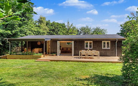 Fulla - 150M from the Sea: Hout, Verblijf, Huis, Struik, Deur, Huis, Dak, Tuin, Veranda