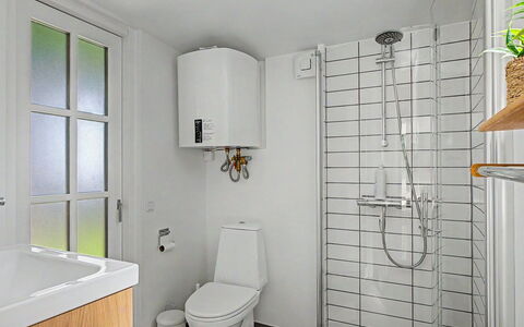 Fulla - 150M from the Sea: Wc Bril, Badkamer, Toilet, Loodgieterswerkinrichting, Muur, Flooring, Interieur Ontwerp, Verdieping, Wastafel, Wastafel In De Badkamer