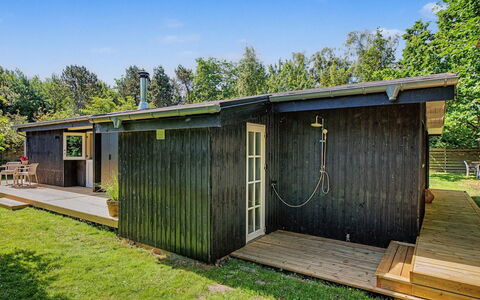 Fulla - 150M from the Sea: Hout, Verblijf, Garden Gebouwen, Tuin, Schuur, Backyard, Werf, Blokhut, Siding, Schaduw