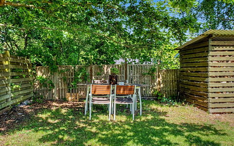 Fulla - 150M from the Sea: Hout, Tuin, Backyard, Schaduw, Gazon, Buitenmeubels, Werf, Hek, Hardwood, Home Schermen