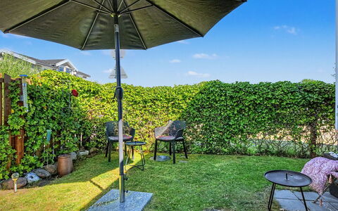 Evdokija - 50M from the Sea: Paraplu, Meubilair, Buitenmeubels, Tuin, Schaduw, Buitentafel, Stoel, Gazon, Landscaping, Backyard