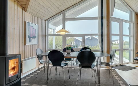 Skakke - 350M to the Fjord: Hout, Plafond, Interieur Ontwerp, Meubilair, Flooring, Verdieping, Woonkamer, Huis, Stoel, Kamer