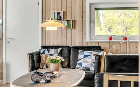 Skakke - 350M to the Fjord: Meubilair, Interieur Ontwerp, Flooring, Hout, Verdieping, Verlichting, Kamer, Huis, Lichte Inrichting, Woonkamer