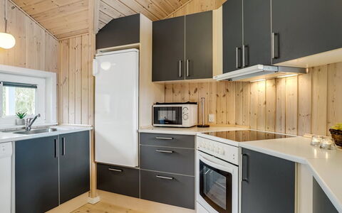 Skakke - 350M to the Fjord: Hout, Keuken, Plafond, Interieur Ontwerp, Flooring, Countertop, Toestel Van De Keuken, Major Appliance, Verdieping, Cabinetry