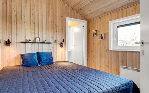 Skakke - 350M to the Fjord: Hout, Plafond, Interieur Ontwerp, Slaapkamer, Hardwood, Beits, Plank, Bed Frame, Bed, Lichte Inrichting