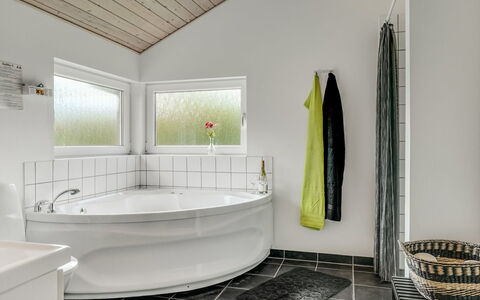 Skakke - 350M to the Fjord: Flooring, Interieur Ontwerp, Loodgieterswerkinrichting, Bad, Verdieping, Loodgieter, Badkamer, Plafond, Tegel, Kraan
