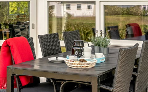 Skakke - 350M to the Fjord: Meubilair, Buitenmeubels, Tafel, Stoel, Buitentafel, Keuken En Eettafel, Interieur Ontwerp, Eetkamer, Wicker, Patio