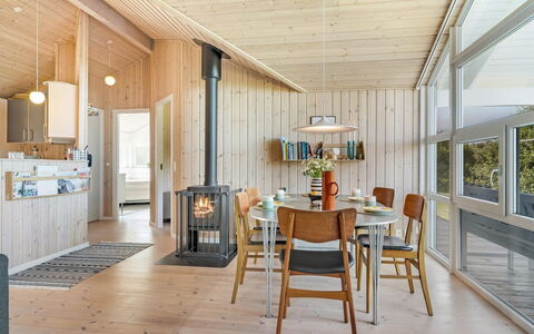 Skakke - 350M to the Fjord: Hout, Flooring, Interieur Ontwerp, Plafond, Verdieping, Lichte Inrichting, Meubilair, Kamer, Houten Vloer, Keuken