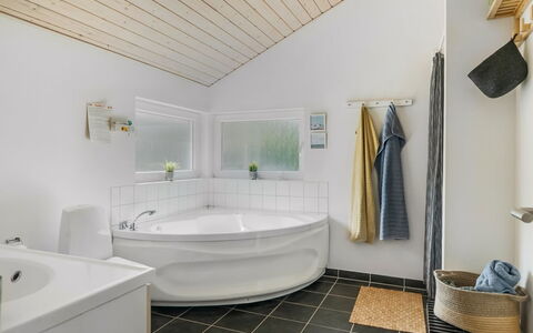 Skakke - 350M to the Fjord: Loodgieterswerkinrichting, Interieur Ontwerp, Flooring, Plafond, Verdieping, Bad, Badkamer, Loodgieter, Kraan, Kamer