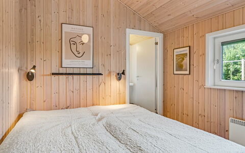 Skakke - 350M to the Fjord: Hout, Slaapkamer, Bed, Bedding, Laken, Bed Frame, Plafond, Huis, Interieur Ontwerp, Verdieping