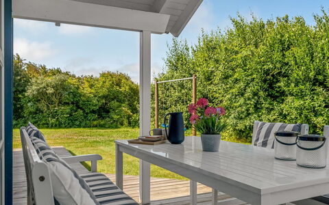 Skakke - 350M to the Fjord: Meubilair, Stoel, Buitenmeubels, Tafel, Hout, Keuken En Eettafel, Buitentafel, Veranda, Schaduw, Koffietafel