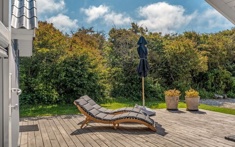 Skakke - 350M to the Fjord: Hout, Buitenmeubels, Hardwood, Houten Vloer, Dek, Schaduw, Plank, Beits, Veranda, Eco Hotel