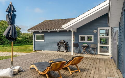 Skakke - 350M to the Fjord: Hout, Verblijf, Huis, Dak, Siding, Huis, Deur, Veranda, Buitenmeubels, Plank