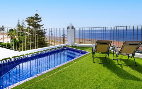 La Samba Beachfront: Zwembad, Gazon, Tuin, Kunstgras, Landscaping, Balkon, Landgoed, Toevlucht, Hek, Werf