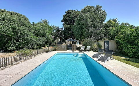 Villa Piscine - Aigues-Vives: Woongebied, Appartement, Landgoed, Toevlucht, Herenhuis, Balkon, Villa, Zwembad