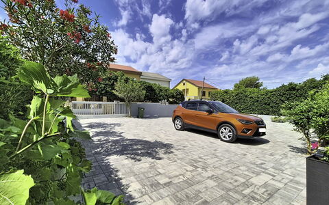 Pag Povljana 200: Oprit, Stoep, Tuin, Landscaping, Schaduw, Gang, Flagstone, Parking, Pad