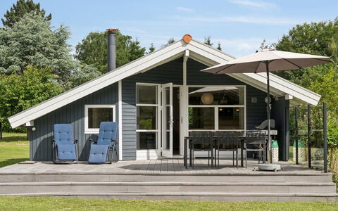 Naninja - 680M from the Sea: Verblijf, Schaduw, Hardwood, Siding, Veranda, Plank, Toevlucht, Garden Gebouwen, Dek, Buitenmeubels