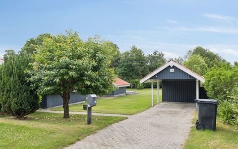 Naninja - 680M from the Sea: Dak, Huis, Schaduw, Gazon, Tuin, Verblijf, Garden Gebouwen, Werf, Landscaping, Oprit