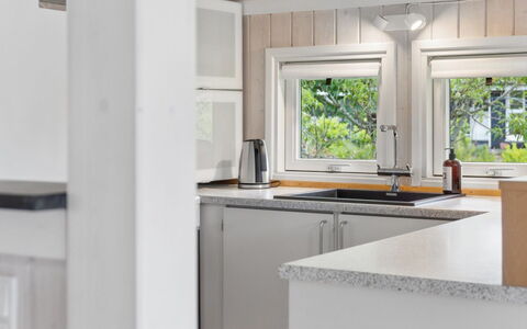 Naninja - 680M from the Sea: Hout, Keuken, Interieur Ontwerp, Countertop, Flooring, Toestel Van De Keuken, Verdieping, Plafond, Cabinetry, Loodgieterswerkinrichting