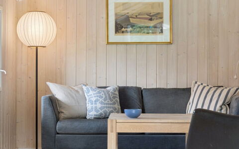 Naninja - 680M from the Sea: Meubilair, Flooring, Verdieping, Interieur Ontwerp, Hout, Houten Vloer, Bankstel, Tafel, Woonkamer, Huis
