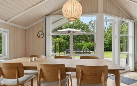 Naninja - 680M from the Sea: Flooring, Interieur Ontwerp, Hout, Meubilair, Verdieping, Plafond, Keuken En Eettafel, Houten Vloer, Tafel, Eetkamer