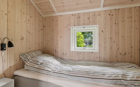 Naninja - 680M from the Sea: Hout, Flooring, Verdieping, Interieur Ontwerp, Plafond, Slaapkamer, Kamer, Huis, Beits, Bed