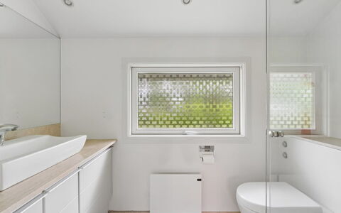 Naninja - 680M from the Sea: Interieur Ontwerp, Muur, Flooring, Badkamer, Loodgieterswerkinrichting, Verdieping, Plafond, Bad, Loodgieter, Huis