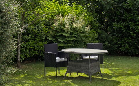 Naninja - 680M from the Sea: Meubilair, Buitenmeubels, Stoel, Tuin, Schaduw, Buitentafel, Backyard, Gazon, Werf