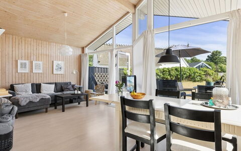 Eerika - 1Km from the Sea: Hout, Interieur Ontwerp, Flooring, Plafond, Verdieping, Meubilair, Woonkamer, Bankstel, Huis, Houten Vloer