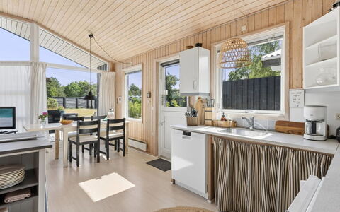 Eerika - 1Km from the Sea: Hout, Huis, Verblijf, Deur, Veranda, Hardwood, Schaduw, Dek, Beits